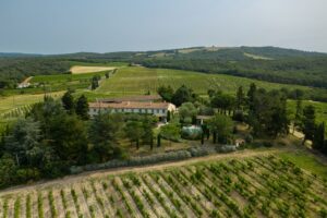 Vue aérienne du domaine viticole en AOP Limoux